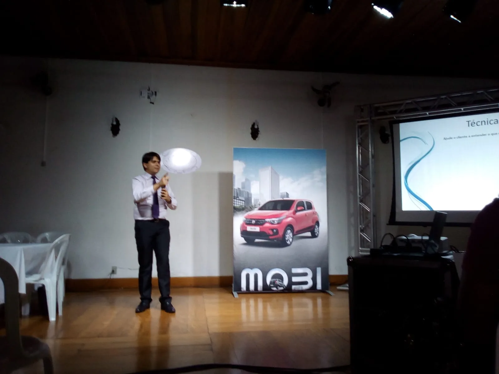 Luan Bonadie palestrando em evento sobre empreendedorismo