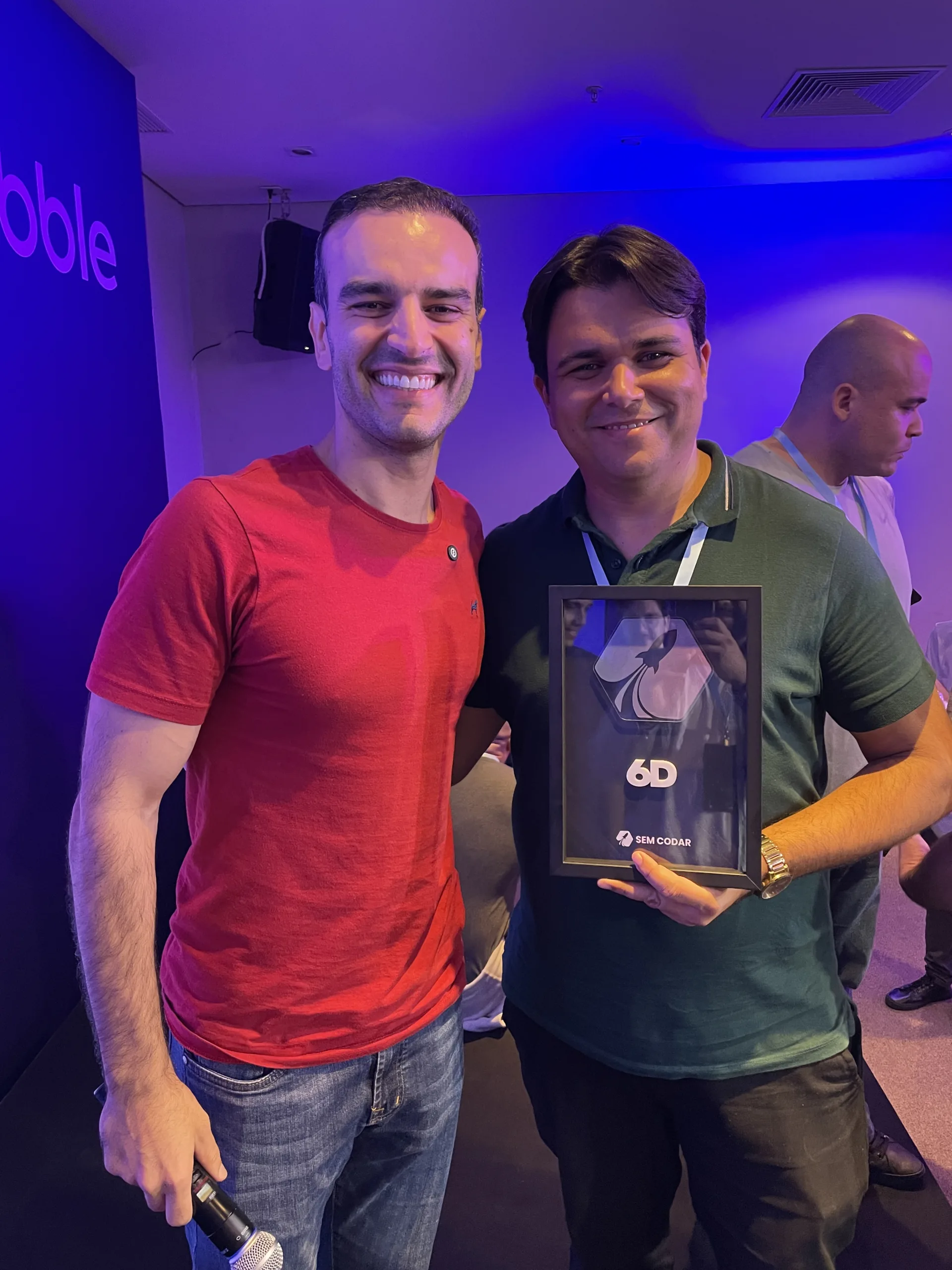 Luan Bonadie recebendo a placa de 6 dígitos em resultados no Bubble Tour São Paulo 2025